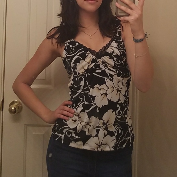 cute flower top with lace details - Picture 2 of 3